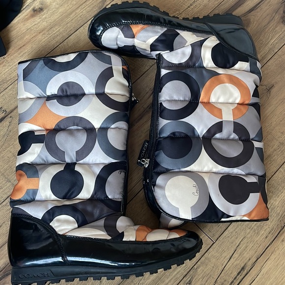 Barely worn,  Coach size 9 women’s snow boots. - Picture 2 of 4